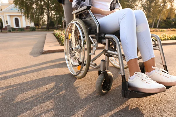 Jeune Femme Fauteuil Roulant Extérieur — Photo