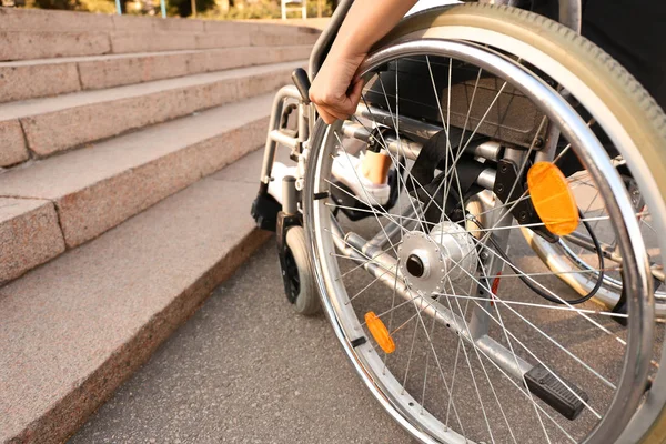 Молодая Женщина Инвалидной Коляске Возле Лестницы Улице — стоковое фото