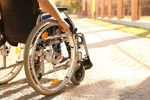 Νεαρή Γυναίκα Αναπηρικό Αμαξίδιο — Φωτογραφία Αρχείου