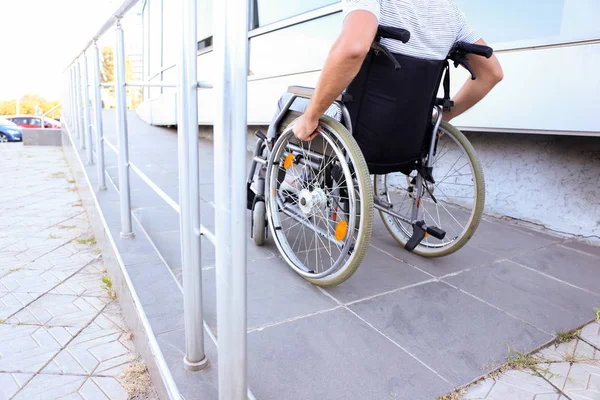 Junger Mann Rollstuhl Auf Rampe Freien — Stockfoto