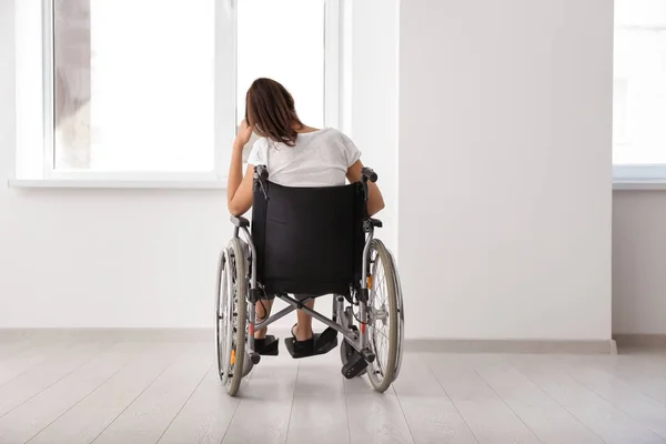 Femme Handicapée Déprimée Dans Une Pièce Vide — Photo