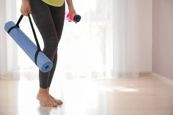 Mujer Joven Con Esterilla Yoga Interior —  Fotos de Stock