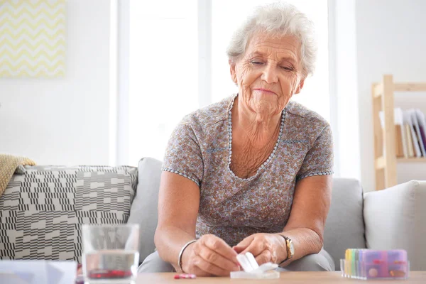 Senior Vrouw Thuis Nemen Van Pillen — Stockfoto