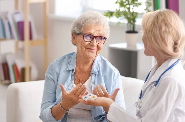 Medico Che Medicina Alla Donna Anziana Casa — Foto Stock