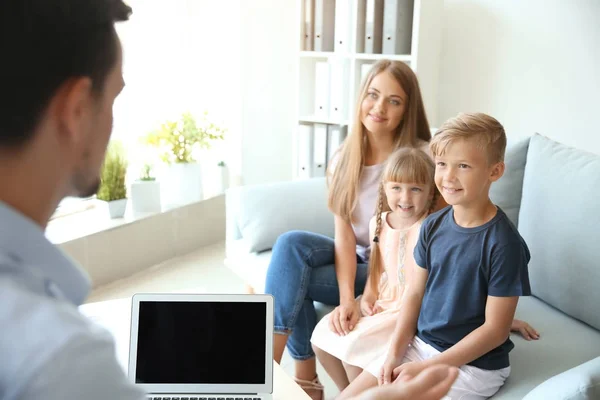 Junge Frau Und Ihre Kinder Treffen Schulleiter Der Schule — Stockfoto