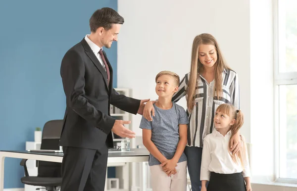 Junge Frau Und Ihre Kinder Treffen Schulleiter Der Schule — Stockfoto