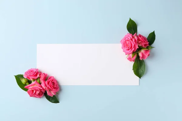 Lindas Flores Florescentes Folha Vazia Papel Sobre Fundo Cor — Fotografia de Stock