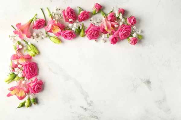 Vackra Blommande Blommor Ljusbordet — Stockfoto