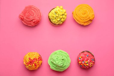 Renk arka plan üzerinde renkli lezzetli kek