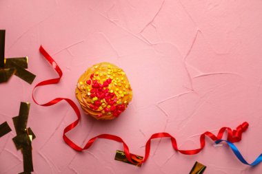 Lezzetli Doğum günü kek ile serpantin ve konfeti renk arka plan üzerinde