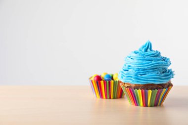 Hafif ahşap masa üzerinde şeker ile lezzetli kek