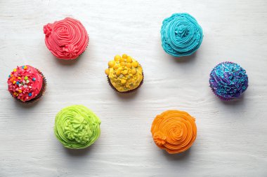 Beyaz ahşap masa üzerinde lezzetli renkli kek