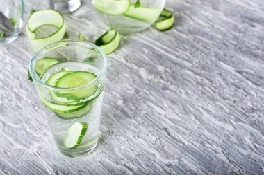 Taze salatalık su üzerinde masa lambası