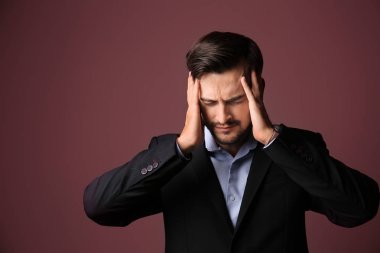 Yakışıklı işadamı renk arka plan üzerinde vurguladı