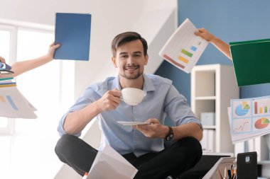Ofiste rahatlatıcı yapmak için bir sürü iş ile işadamı