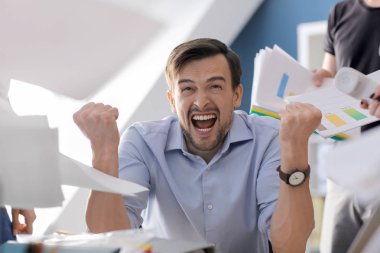 Bir sürü iş ofis ile stresli iş adamı
