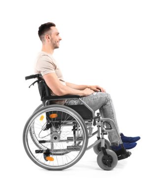 Beyaz arka plan üzerinde tekerlekli sandalyede oturan genç adam