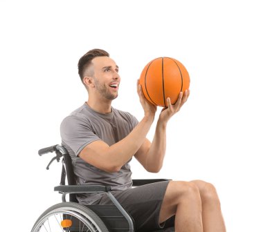 Beyaz arka plan üzerinde tekerlekli sandalyede oturan genç basketbolcu