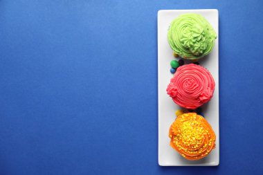 Plaka renk arka plan üzerinde lezzetli kekler