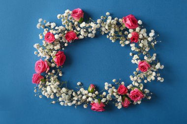 Renkli arkaplanda güzel çiçeklerden yapılmış çerçeve