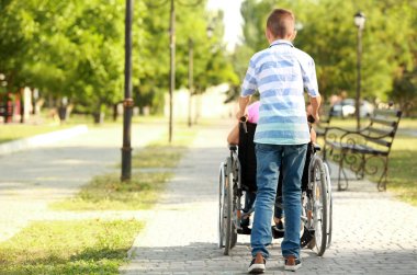 Çocuk ve özürlü kardeşi Park'ta dinlenme