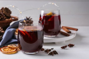 Masa lambası lezzetli sıcak mulled şarap gözlük