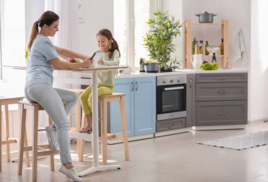 Anne ve kızı ile tablet Pc mutfak yemek tarifleri okuma