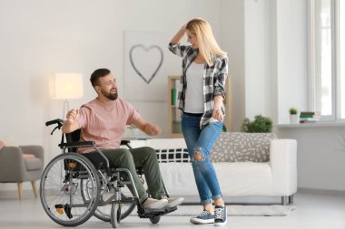 Adam tekerlekli sandalyeye mahkum güzel kadınla evde dans