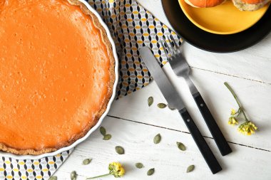 Beyaz ahşap masa üzerinde lezzetli kabak pasta ile pişirme çanağı