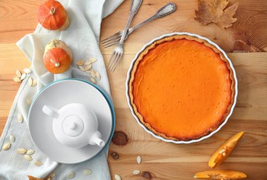 Ahşap masa üzerinde lezzetli kabak pasta ile kompozisyon