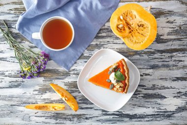 Ahşap masa üzerinde lezzetli kabak pasta ile düz yatıyordu kompozisyon