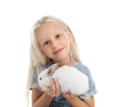 Beyaz arka plan üzerinde sevimli tavşan ile küçük kız