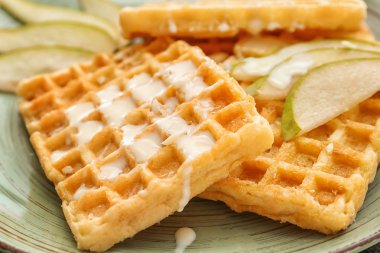 Armut dilimleri ve sos plaka, closeup ile lezzetli waffle