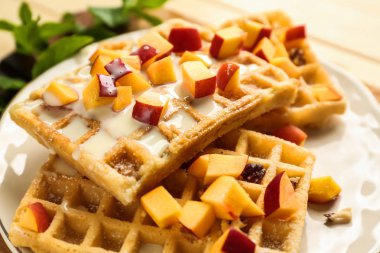 Şeftali plaka, closeup ile lezzetli waffle