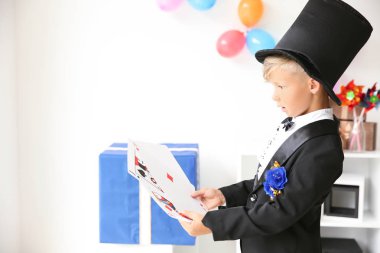 Kapalı kartlar ile şirin küçük büyücü