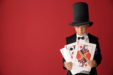 Renk arka plan üzerinde kartları ile şirin küçük büyücü