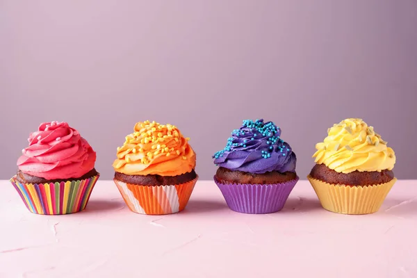 Deliciosos Cupcakes Fundo Cor — Fotografia de Stock