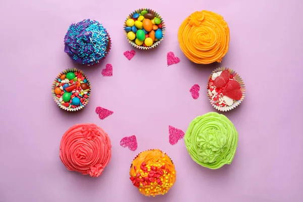背景色のお菓子でおいしいカラフルなカップケーキ — ストック写真