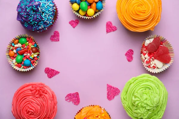 背景色のお菓子でおいしいカラフルなカップケーキ — ストック写真