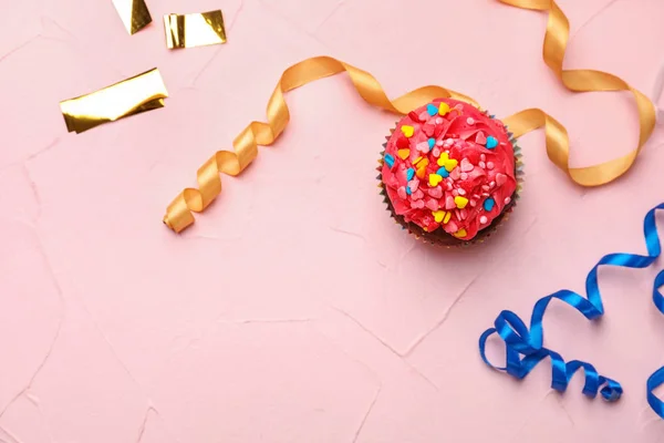 Delicious Birthday Cupcake Serpentine Confetti Color Background — Stock Photo, Image