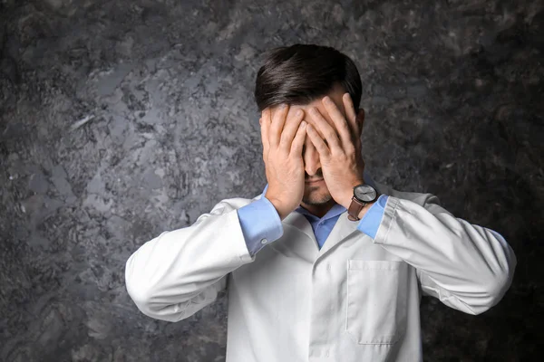 Schöner Gestresster Arzt Auf Dunklem Hintergrund — Stockfoto