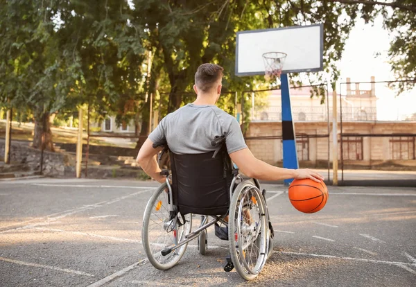 Young Man Wheelchair Playing Basketball Outdoors — Stock Photo, Image