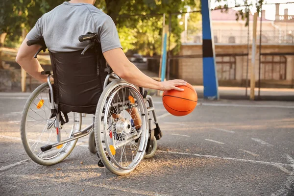 Young Man Wheelchair Playing Basketball Outdoors — Stock Photo, Image