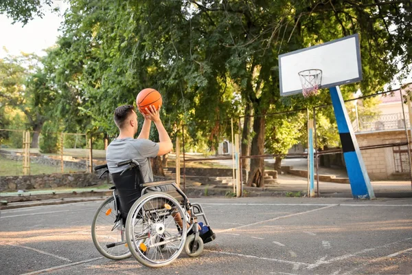 Young Man Wheelchair Playing Basketball Outdoors — Stock Photo, Image