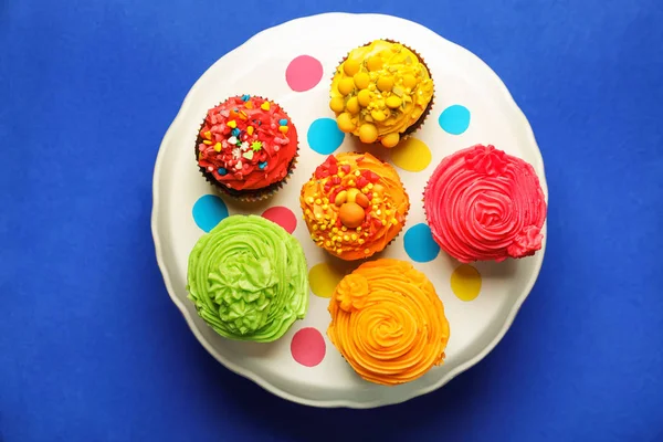色の背景においしいカップケーキ — ストック写真