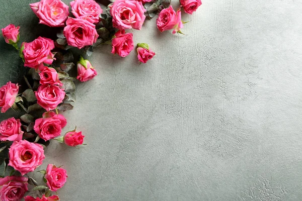 Samenstelling Met Prachtige Bloemen Grijze Achtergrond — Stockfoto