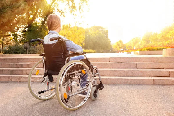 Chica Silla Ruedas Cerca Escaleras Aire Libre — Foto de Stock