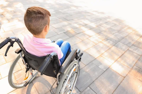 Мальчик Инвалидной Коляске Улице — стоковое фото