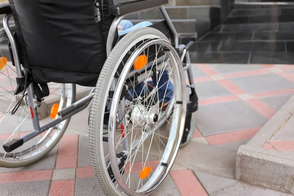Merdivenler açık havada yakınındaki tekerlekli sandalye çocuk