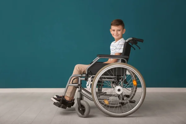 色の壁に車椅子の少年 — ストック写真